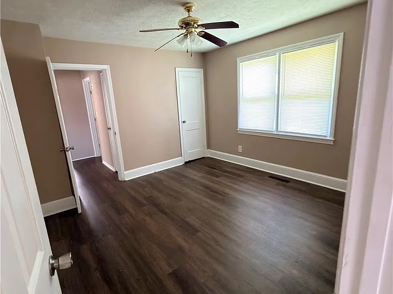 200 Roxie Ave — Photo 14