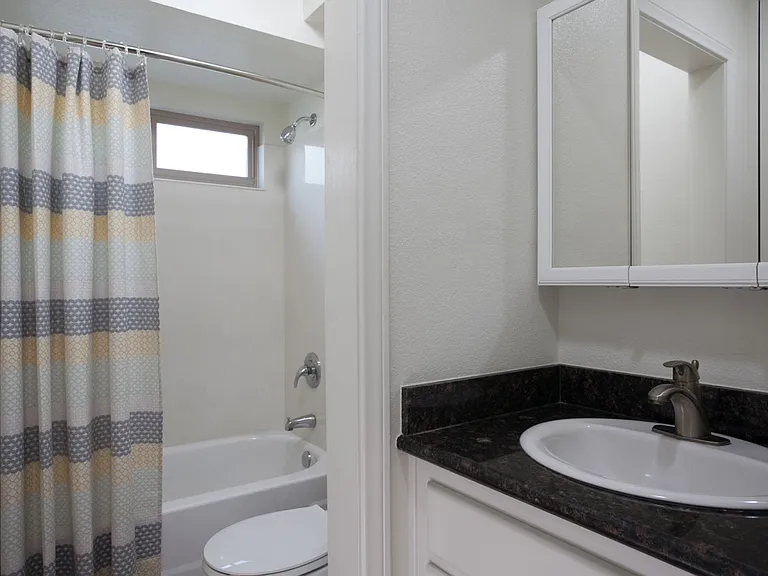 California Palms Apartments — Photo 16