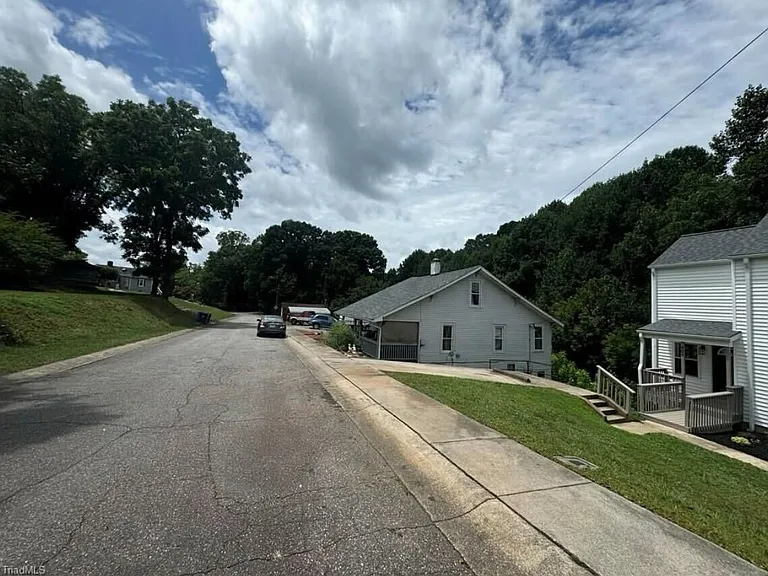 904 Elizabeth St — Photo 25