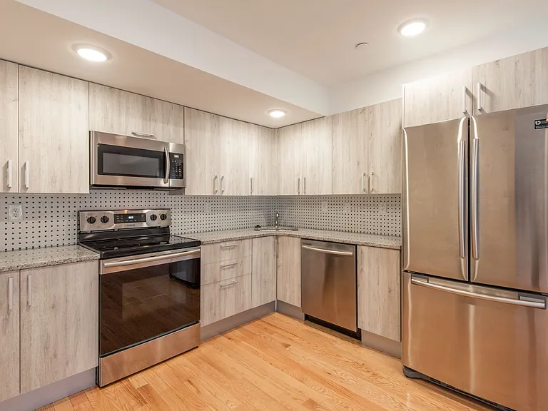 2545-47 Montrose St #BB — Photo 12