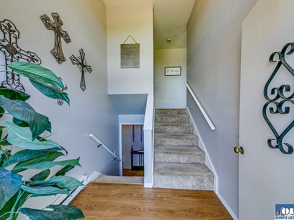 3rd image of 222 Alderwood Cir
