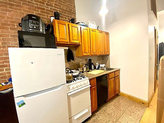 5th image of 103 W 70th St APT 2B