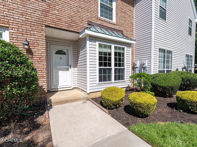 4 Vassar Pl — Photo 1