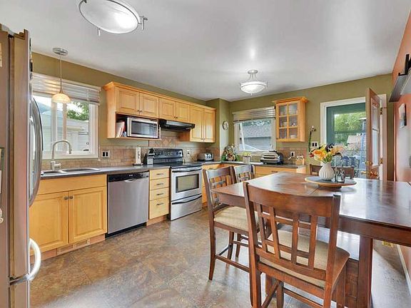 4th image of 11 N Greenham Dr
