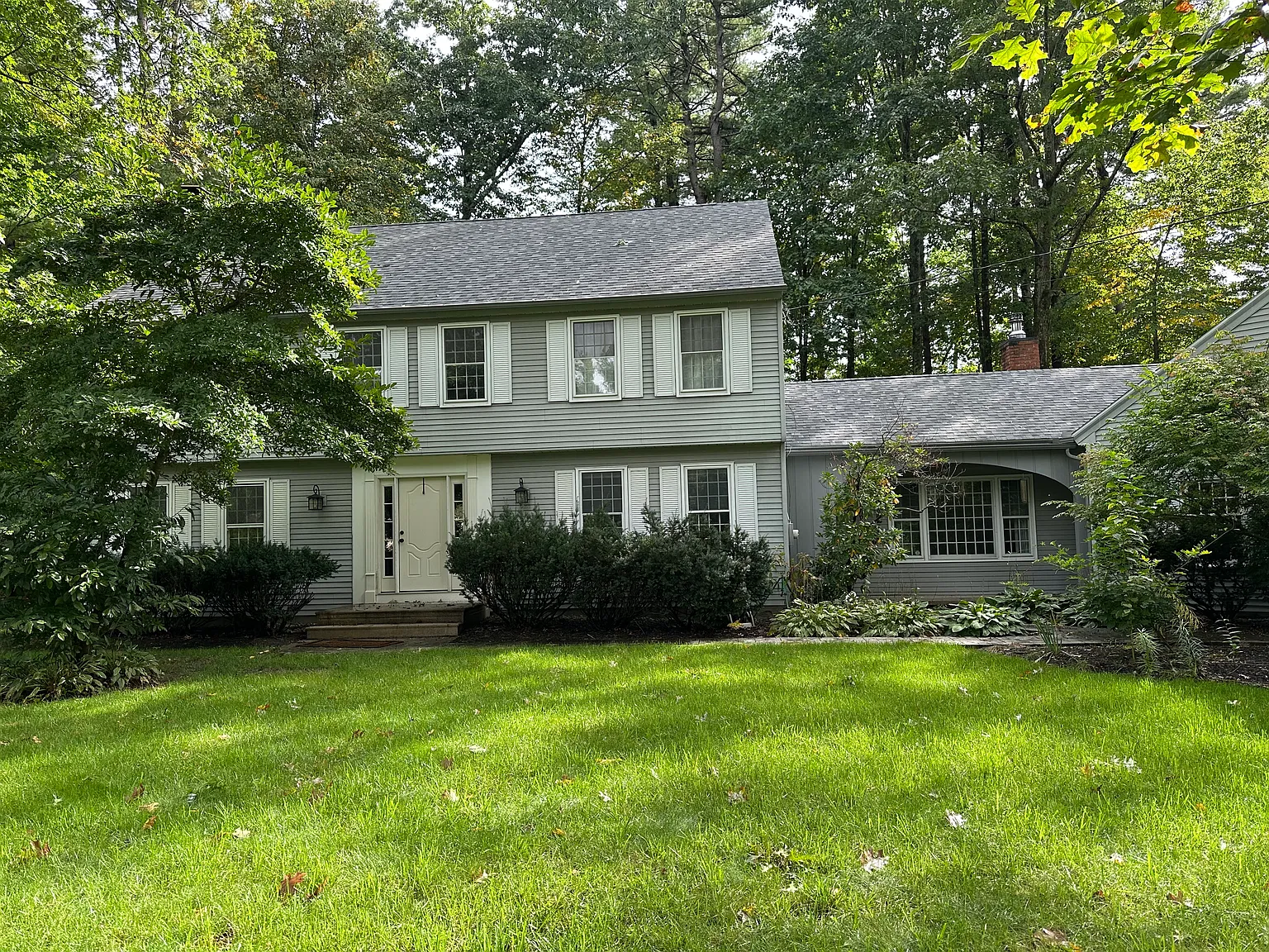 5 bed, 2.5 bath, 2732 sqft, $3,700 — Photo 2