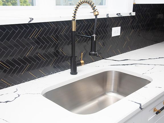 5th image of 10824 S Avenue L #1