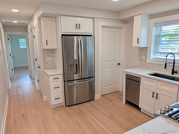 5th image of 432 E Butterfield Rd