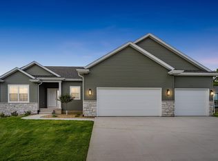 135 Sunbird Ct, Waterloo, IA 50701