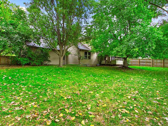 5th image of 305 Lexington Dr