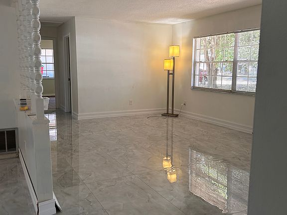 5th image of 568 N Division St