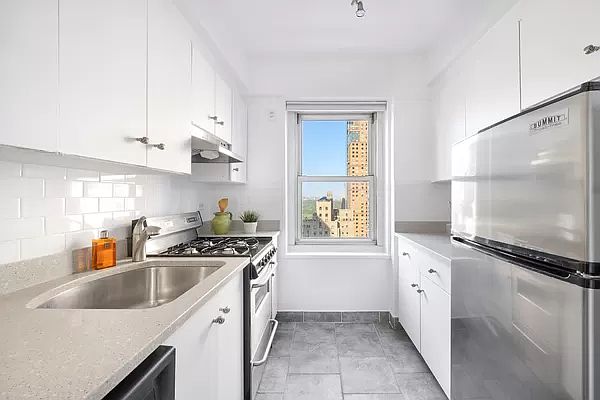 1st image of 159 W 53rd St APT 33G