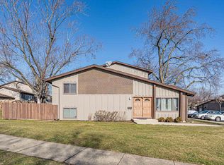 562 Forum Dr, Roselle, IL 60172