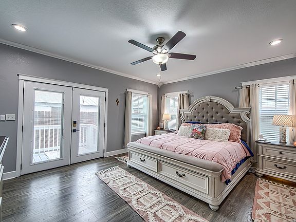 2nd image of 1002 W French Place