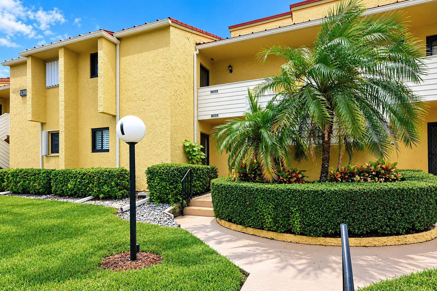 1 bed, 1.5 bath, 903 sqft, $1,600 — Photo 1