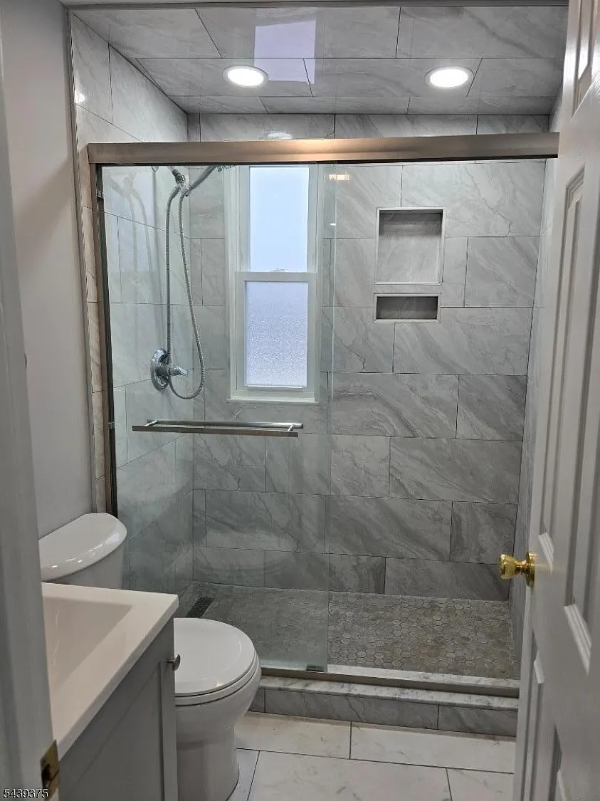 2 bed, 1.0 bath, $1,900 — Photo 2