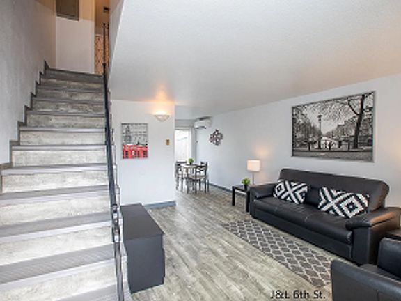 2nd image of 815-819 6th St #815
