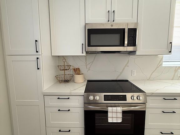 5th image of 10743 Saticoy St