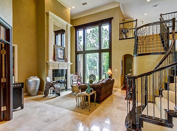 4th image of 615 Logans Ln