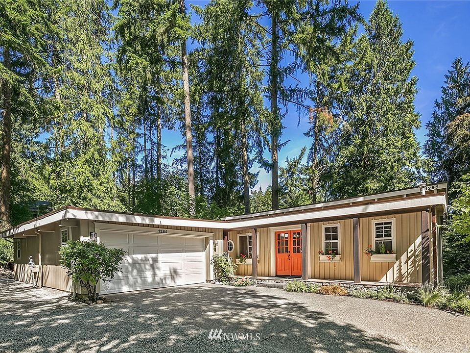Wonderful Daylight Rambler on 1.23 acres !