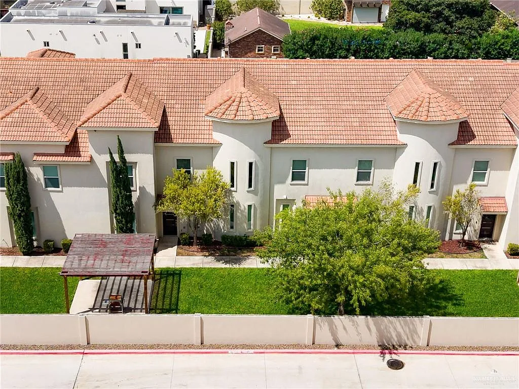 2 bed, 2.5 bath, 1349 sqft, $1,900 — Photo 2