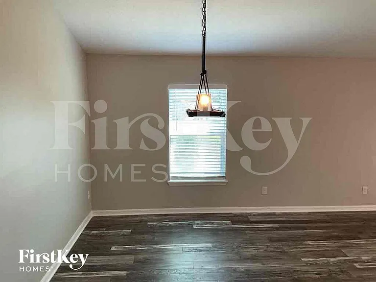 121 Alexandria Cir — Photo 3