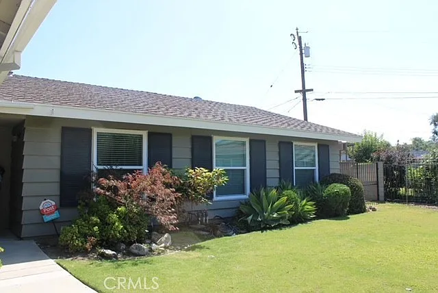 548 Stanford Ave — Photo 3