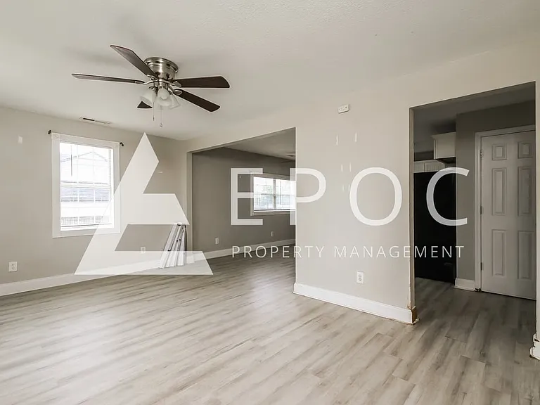 1565 N Elgin Ave — Photo 4
