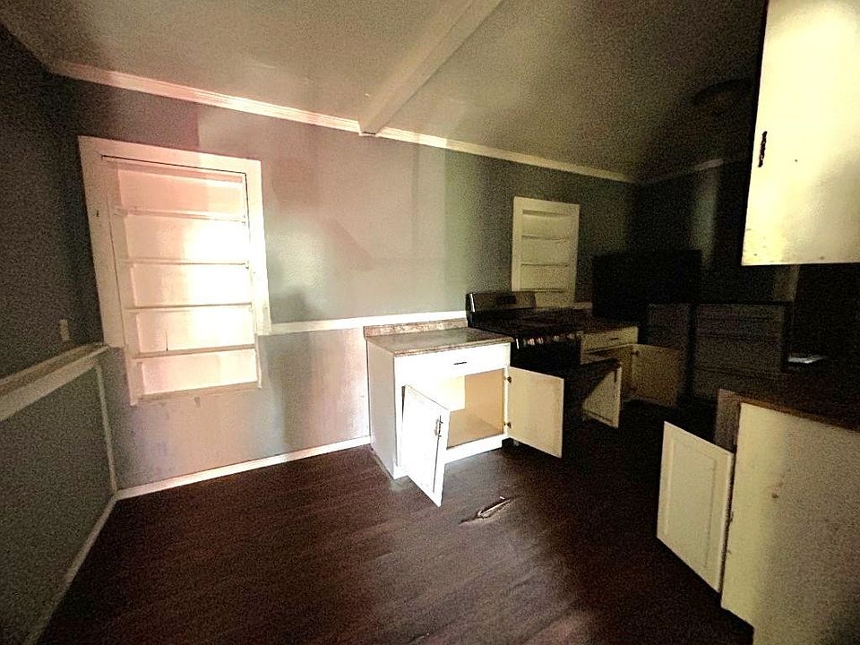 13th image of 207 Brewer Ave