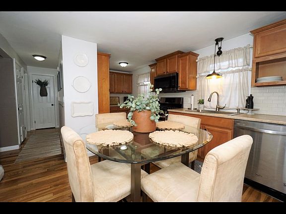 3rd image of 4 Pine Hill Ave
