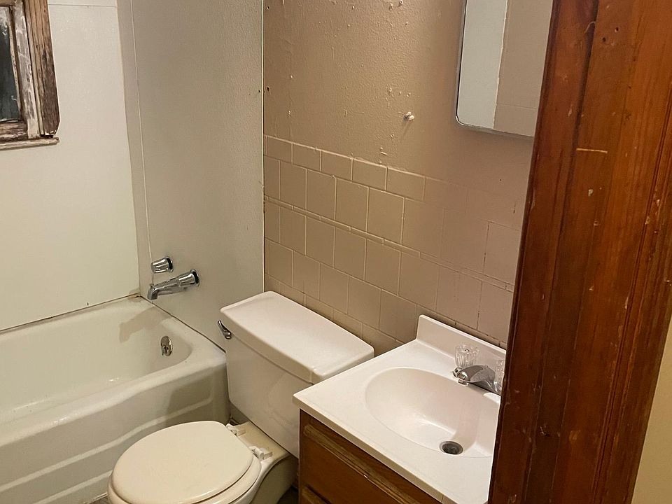 2nd image of 921 Evergreen St