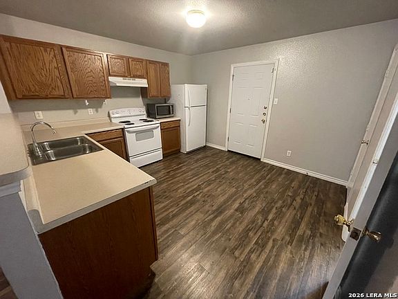 4th image of 24 Bratton Dr