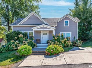 218 Dodge St, Le Claire, IA 52753