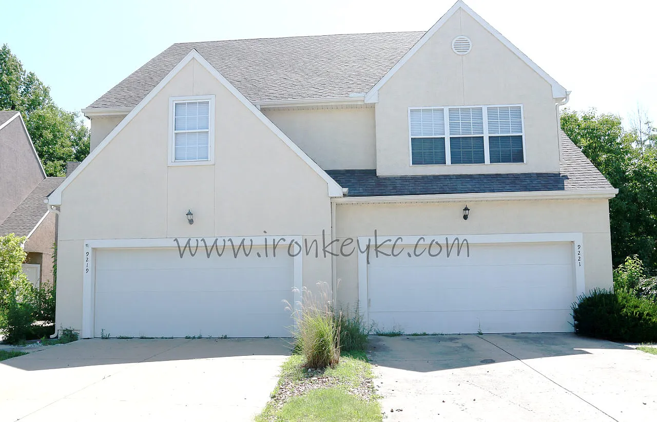 3 bed, 2.5 bath, 1750 sqft, $2,050 — Photo 2