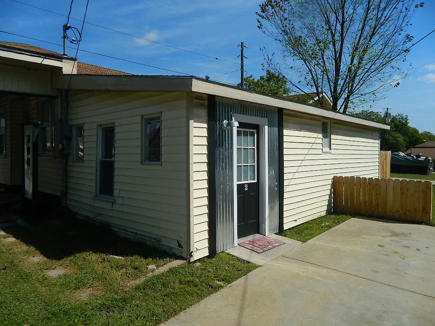 700 College — Photo 3