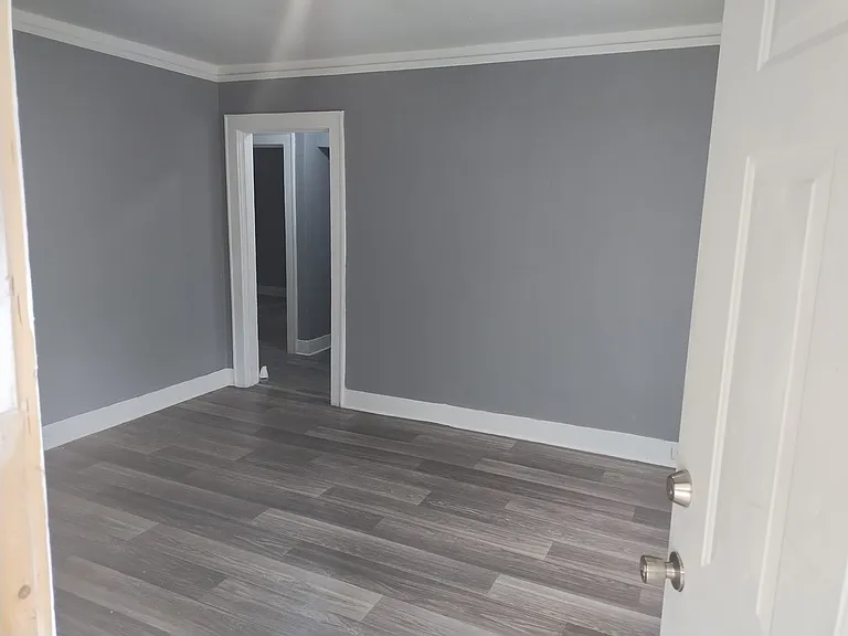 2715 E Surrey Dr — Photo 2
