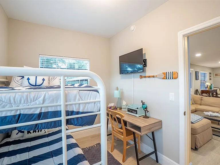 244 Lexington Dr — Photo 14