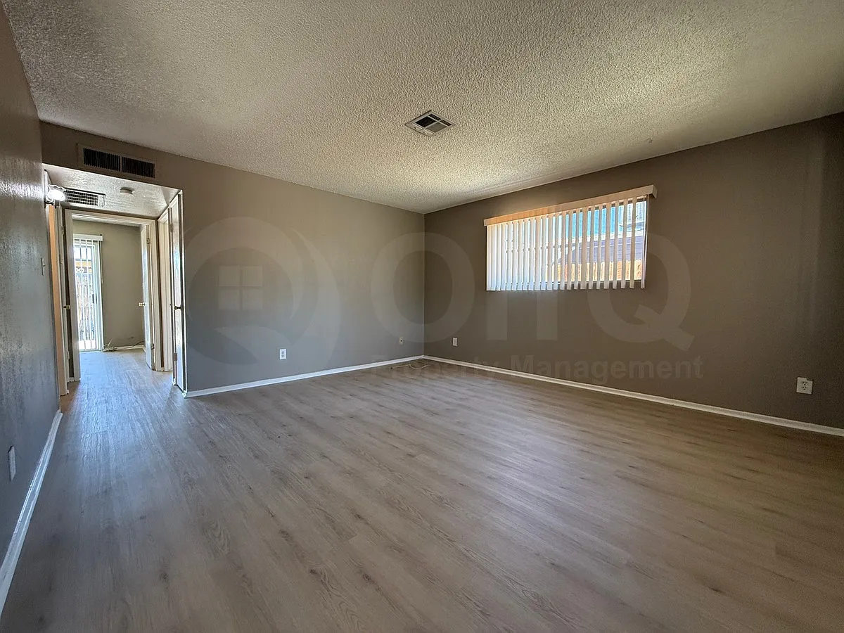 2 bed, 1.0 bath, 800 sqft, $1,049 — Photo 2
