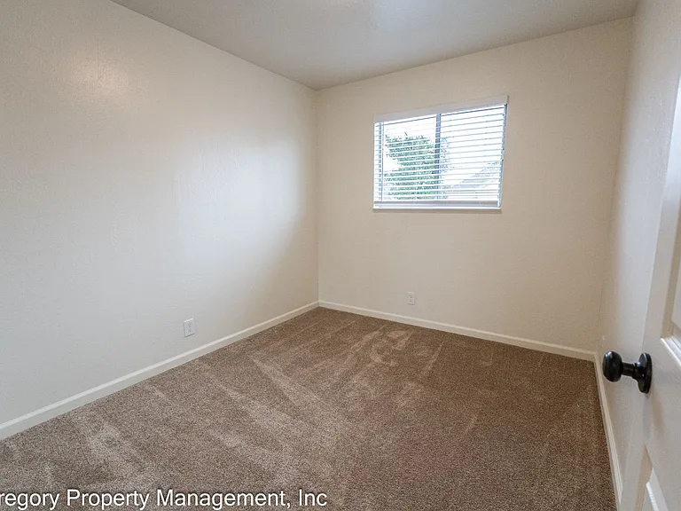 1525 Schiller — Photo 20
