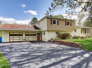 905 Midline Rd, Amsterdam, NY 12010