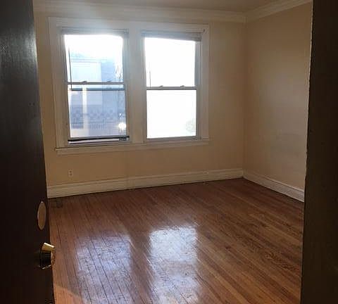 2nd image of 3121 N Hamlin Ave #Foxy