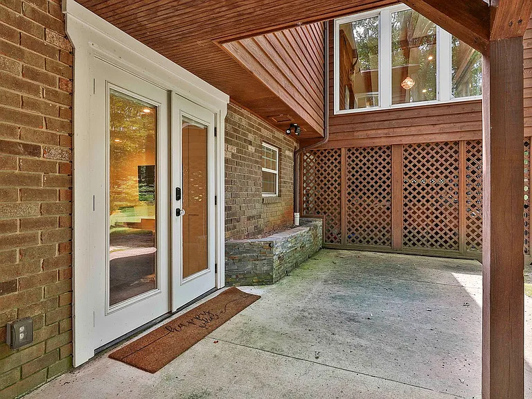 410 Thornton Lane — Photo 2