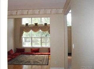 10 Hyacinth Ct, Melville, NY 11747