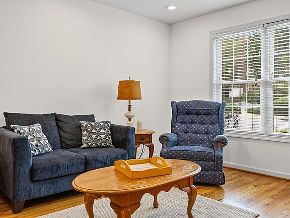 5th image of 694 Wyndhurst Dr