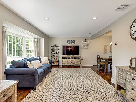 5th image of 6 Williamsburgh Ln
