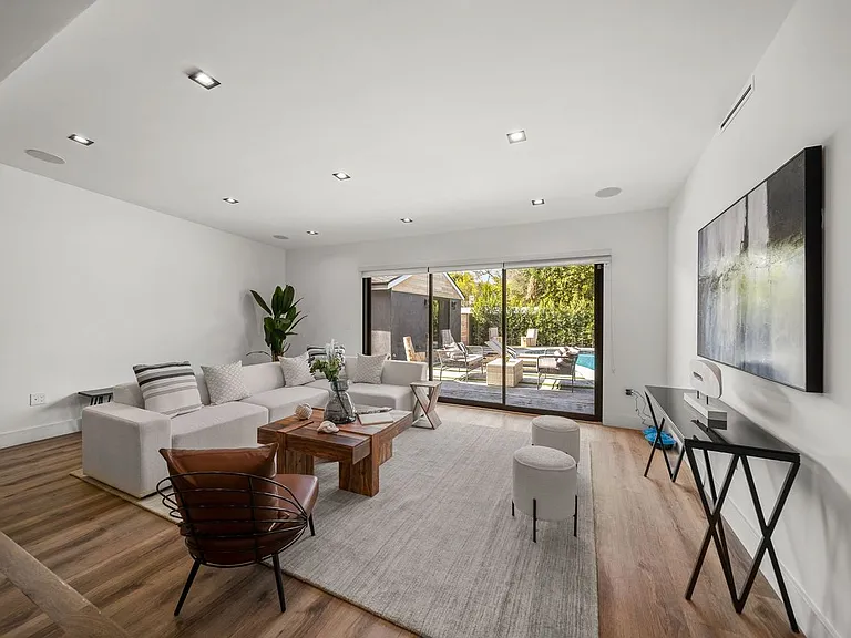 5109 Longridge Ave — Photo 3