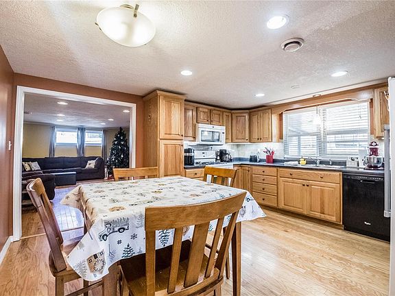 4th image of 1023 Pershing St