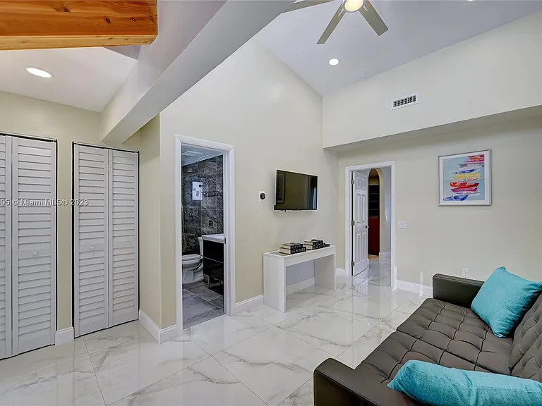 1109 Hollywood Blvd — Photo 41