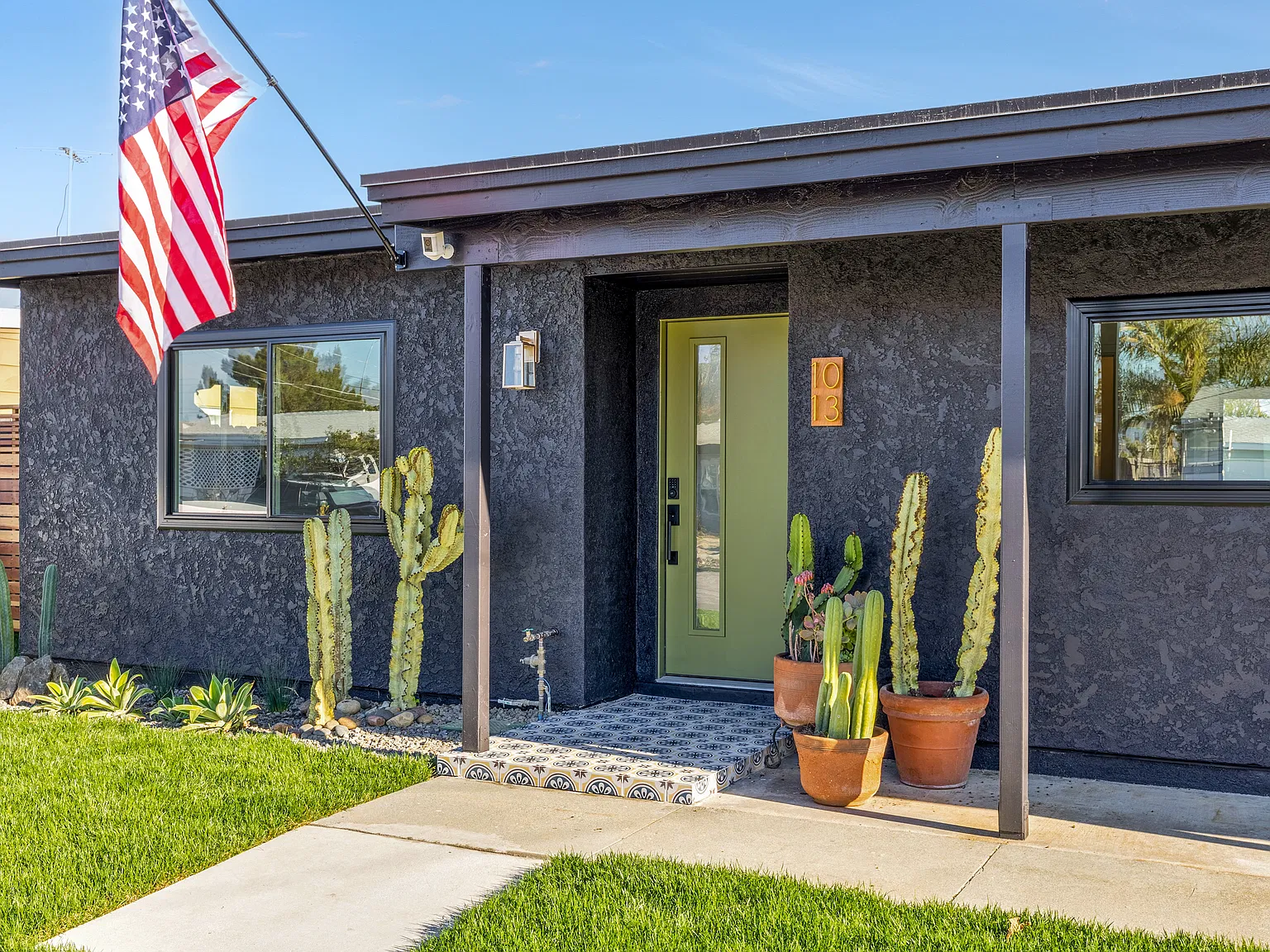 1013 Santa Anita St — Photo 3