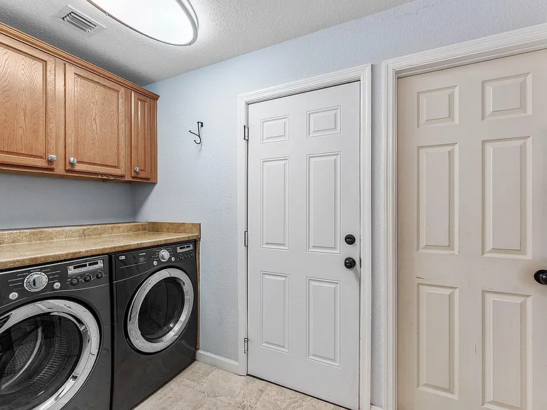 7076 Middlebury Dr — Photo 21