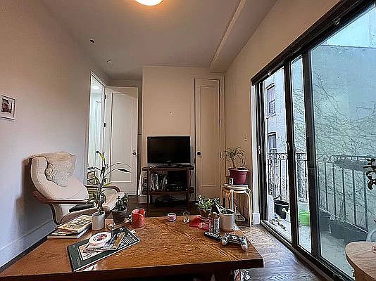 4th image of 112 Van Buren St #2R